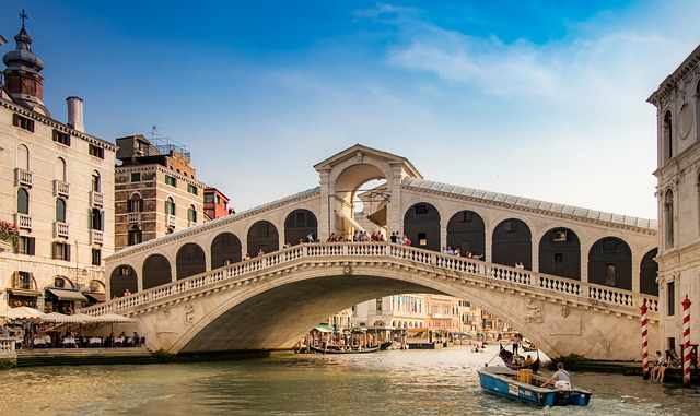 Simkeshane – Grand Bazaar – Points of Interest & Landmarks: Located near the Grand Bazaar, this site is a historical place associated with traditional metalwork.